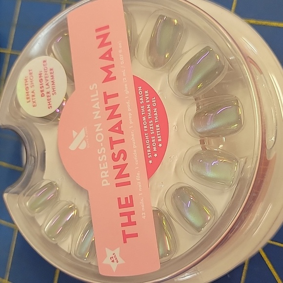 The Instant Mani Press-On Short Nails - Sheer Lavender Shimmer - Picture 1 of 2